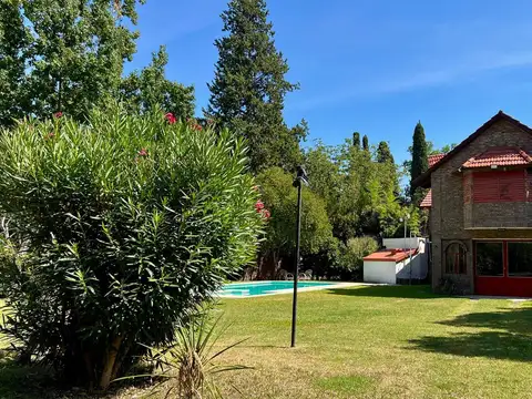 CASA EN VENTA EN FUNES CON GRAN JARDIN Y PISCINA