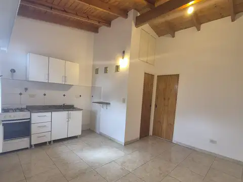 DEPTO EN 2DO PISO- EXCELENTE ESTADO- 2 AMB INST CON LAVADERO-CERCA A CASERIS CENTRO