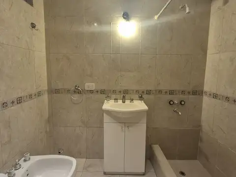 DEPTO EN 2DO PISO- EXCELENTE ESTADO- 2 AMB INST CON LAVADERO-CERCA A CASERIS CENTRO