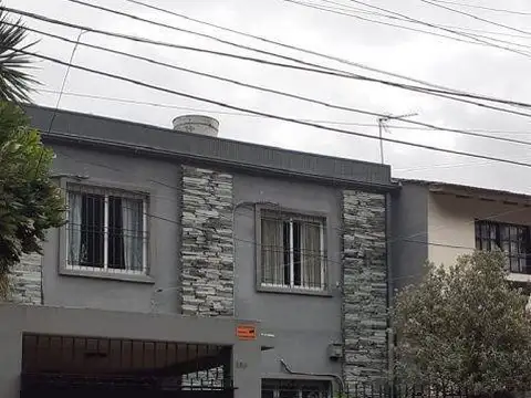 Casa en venta - 5 Dormitorios 3 Baños 1 Cochera - 225Mts2 - Merlo