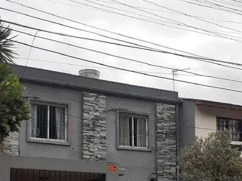 Casa en venta - 5 Dormitorios 3 Baños 1 Cochera - 225Mts2 - Merlo