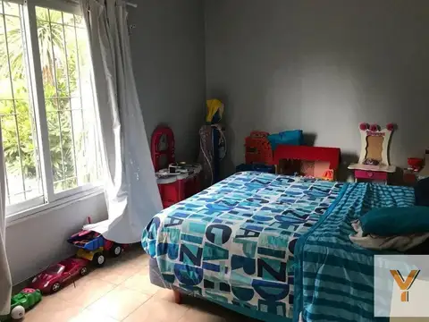 Casa en venta - 5 Dormitorios 3 Baños 1 Cochera - 225Mts2 - Merlo