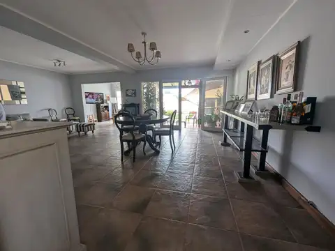Casa 5 ambientes con 4 baños