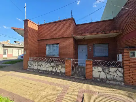 Casa 3 ambientes con local a refaccionar en Venta en Villa Bosch.