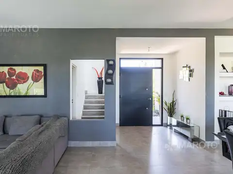 Casa en Venta con 2 cocheras