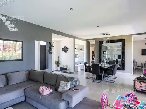 Casa 5 ambientes con 4 baños