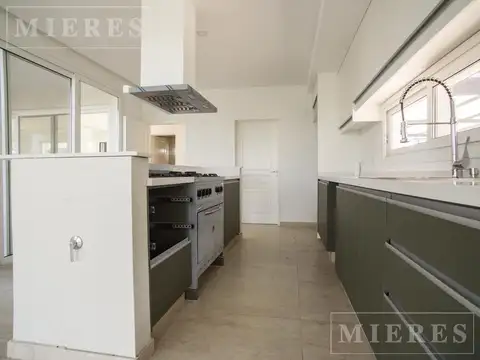 Casa 7 ambientes con 3 baños