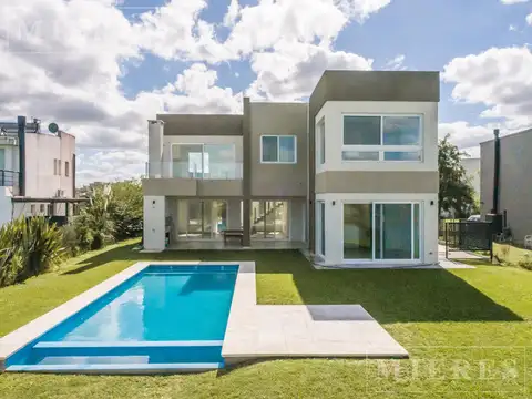 Casa en venta con renta sobre lote a la laguna en Barrio Norte  El Cantón, Escobar