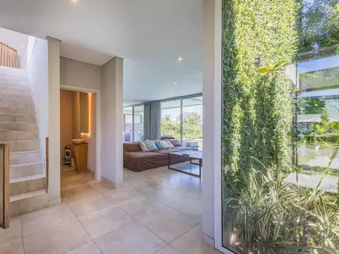 Casa en Venta con 3 cocheras