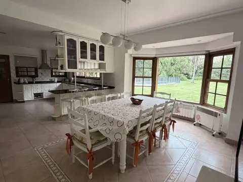 Casa en Venta con 2 cocheras