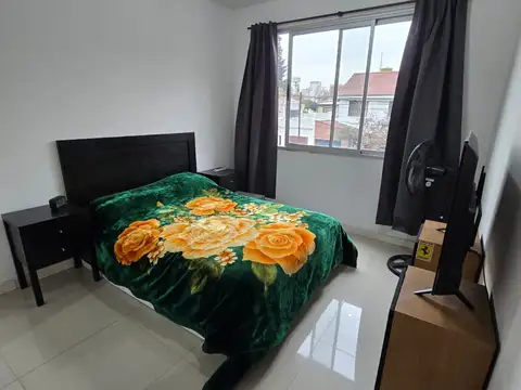DEPARTAMENTO  2 AMB CON COCHERA  descubierta....   al frente -