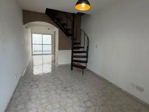 Casa en Alquiler en Villa Luzuriaga, $ 850.000