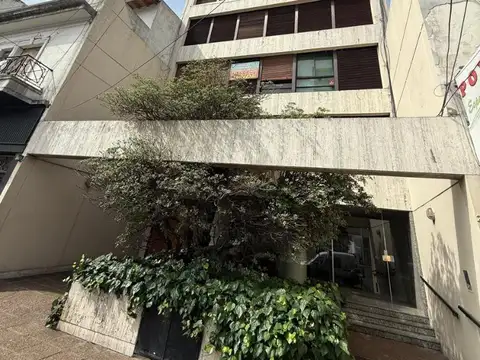 3 AMBIENTES EN EXCELENTE ESTADO AL FRENTE CON COCHERA