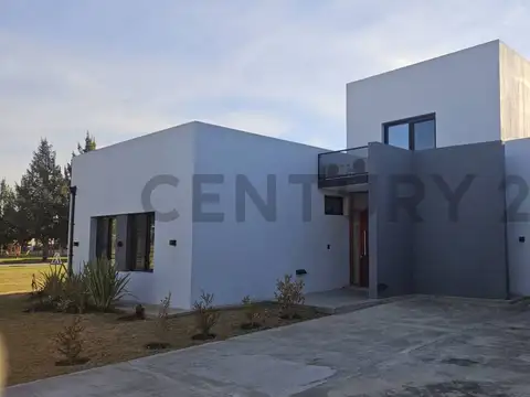 Linda Casa de 5 ambientes con galería y piscina, con una distribución única
