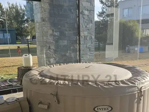 Linda Casa de 5 ambientes con galería y piscina, con una distribución única