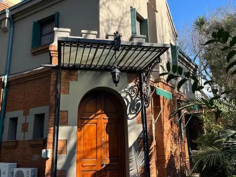 Casa en Alquiler con 2 cocheras