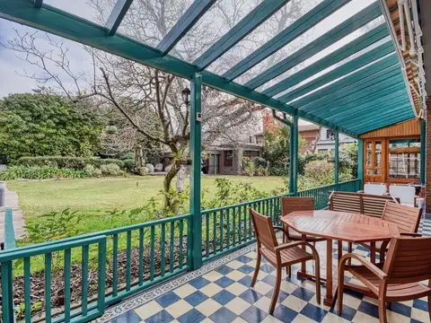 Casa 10 ambientes con 2 baños