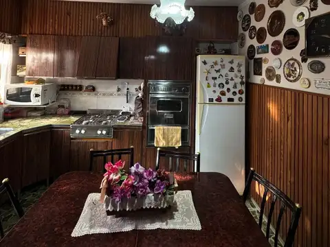 IMPECABLE CASA DE CUATRO AMBIENTES AMUEBLADA SOBRE LOTE PROPIO