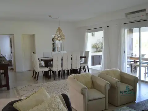 Casa en Venta con 2 cocheras