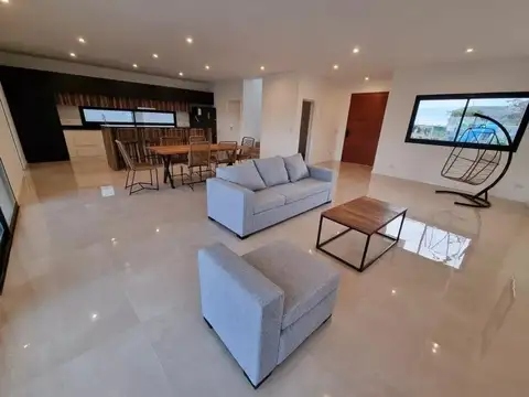 Casa 5 ambientes con 4 baños