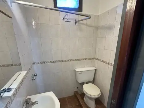 Local en Alquiler en Luis Guillon, $ 600.000
