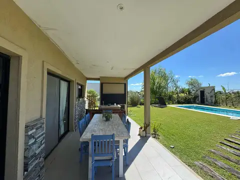Casa en Venta con 2 cocheras