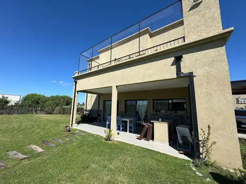 Casa 4 ambientes con 3 baños