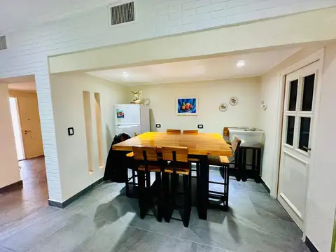 Casa en Alquiler con 3 cocheras