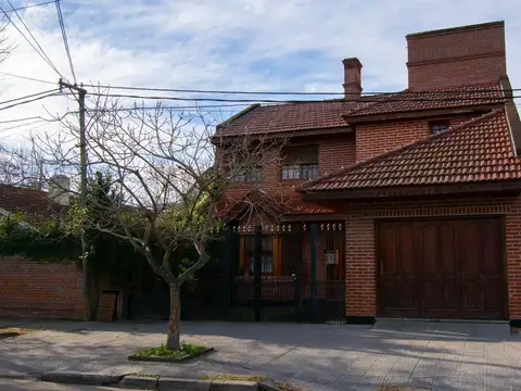 Casa 5 ambientes con 2 baños