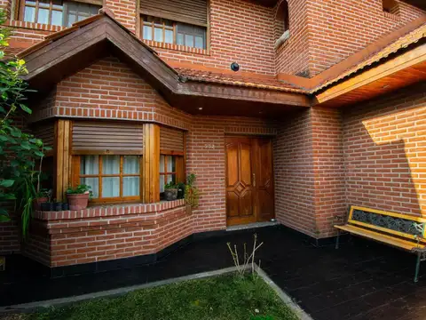 Casa en venta - 3 dormitorios 2 baños - Cocheras - 220mts2 - City Bell, La Plata