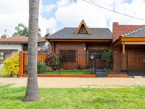 Venta Casa 6 Ambientes Con Cochera, Patio y Parrilla - Villa Luzuriaga