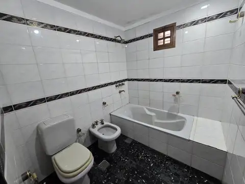 Casa en Alquiler con 1 cochera