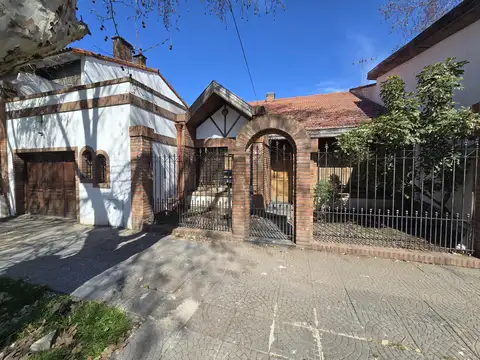 Alquiler de Chalet 3 Amb. Cochera Cubierta. Patio. Lanús Oeste.