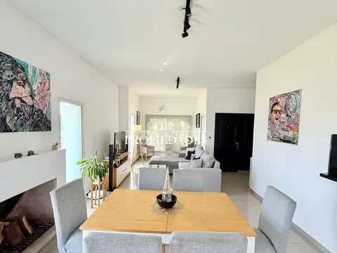 Casa en Alquiler con 2 cocheras