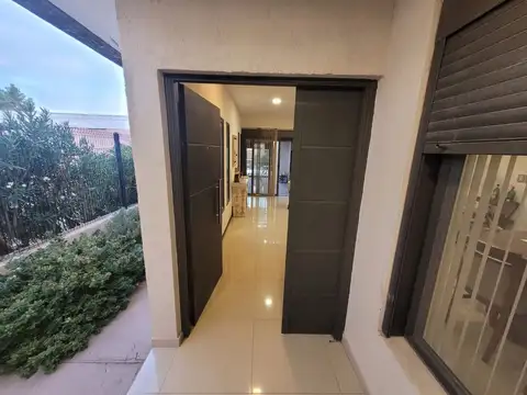 CASA 3 DORMITORIO JARDÍN Y PILETA LUJÁN B° PRIVADO