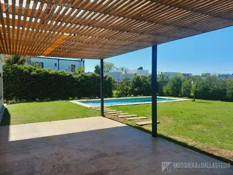 Casa 6 ambientes con 4 baños