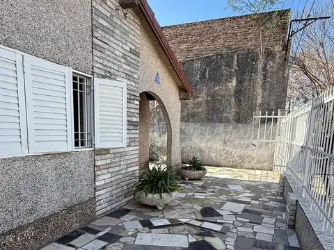 Casa 5 ambientes con 1 baño