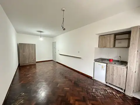 MONOAMBIENTE LUMINOSO EN PERFECTO ESTADO – APTO PROFESIONAL Y RESIDENCIAL