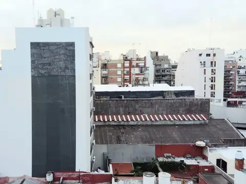 2 ambientes Amplio y muy Luminoso BAJISIMAS EXPENSAS a Metros del Parque Centenario