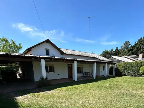 Casa de una planta situada sobre un lote de 760 m², parquizado y con entorno arbolado, en Barrio Parque Sakura.