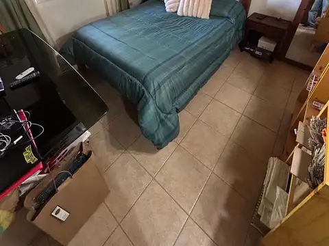 Casa de una planta situada sobre un lote de 760 m², parquizado y con entorno arbolado, en Barrio Parque Sakura.
