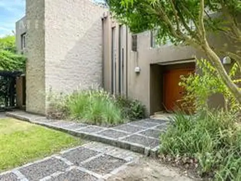 Casa en Alquiler de 4 dormitorios