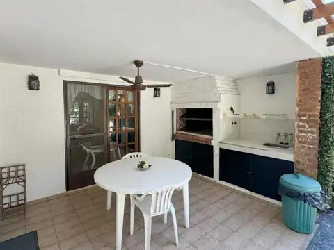 Casa 5 ambientes con 2 baños