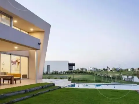Casa en Venta con 10 cocheras