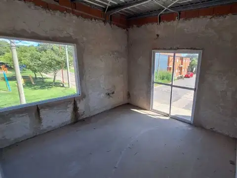 Casa 2 plantas, 3 dormitorios + local en Oro Verde