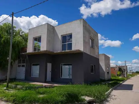 Casa 2 plantas, 3 dormitorios + local en Oro Verde