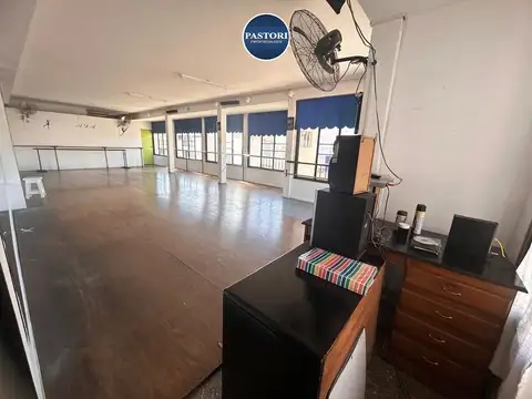 Oficina 7 ambientes con 5 baños