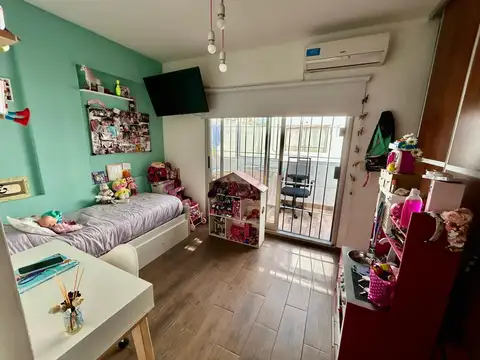 Excelente Duplex de 3 ambientes al frente, en Primer piso con Balcon  Aterrazado . Apto Credito!