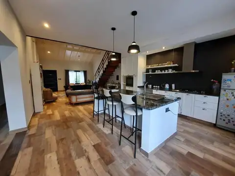 Casa en Venta con 2 cocheras