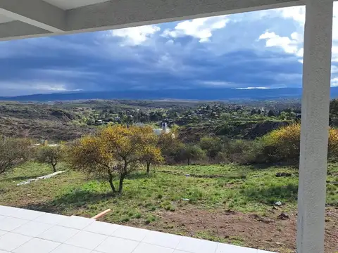 SE VENDE CASA DE 3 DORM EN VILLA DEL LAGO - EXCELENTE VISTA